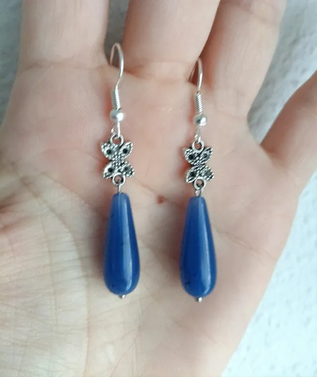 Pendientes azules con mariposa plateada