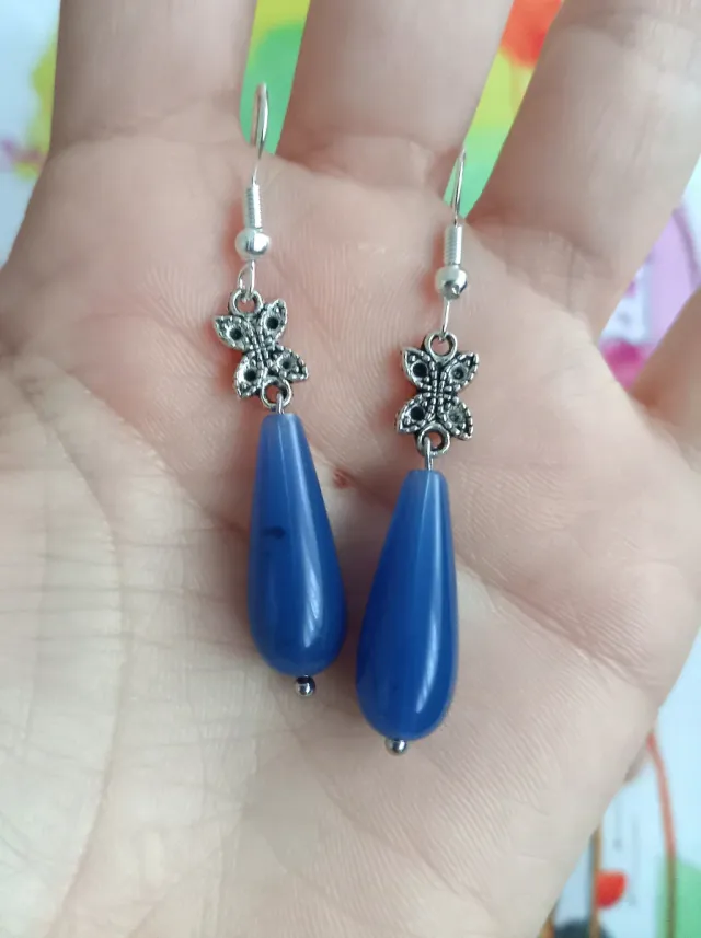 Pendientes azules con mariposa plateada
