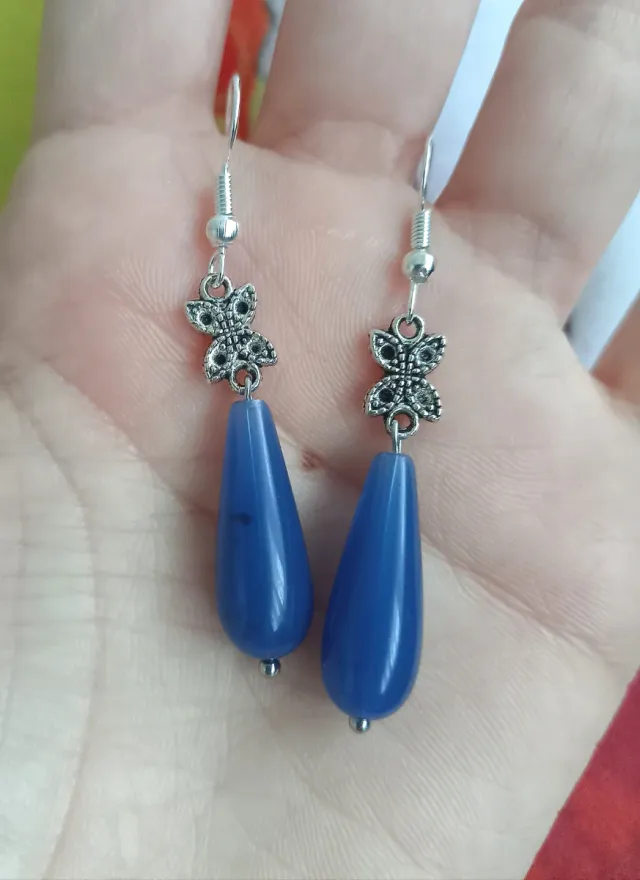 Pendientes azules con mariposa plateada