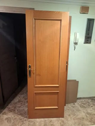 Puerta de madera con marco