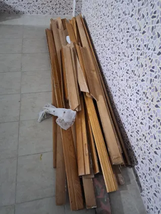 Puerta de madera con marco