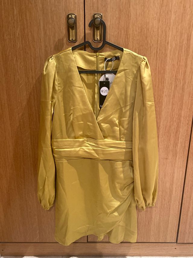 Vestido Boohoo dorado talla S
