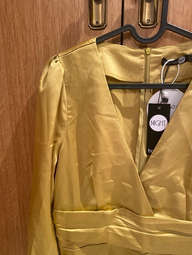 Vestido Boohoo dorado talla S