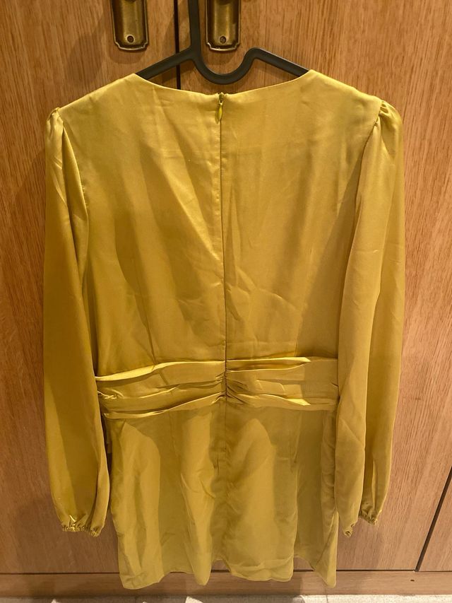 Vestido Boohoo dorado talla S