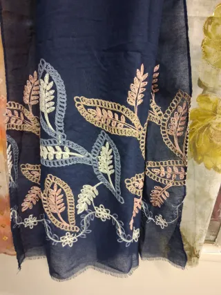 Fular azul con bordado floral