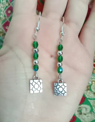 Pendientes largos con abalorios verdes y plateados