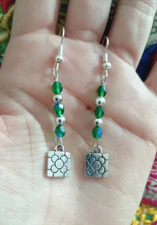 Pendientes largos con abalorios verdes y plateados
