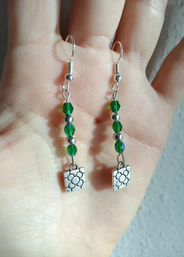 Pendientes largos con abalorios verdes y plateados