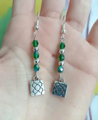 Pendientes largos con abalorios verdes y plateados