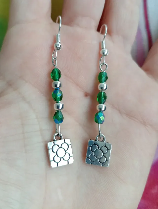 Pendientes largos con abalorios verdes y plateados