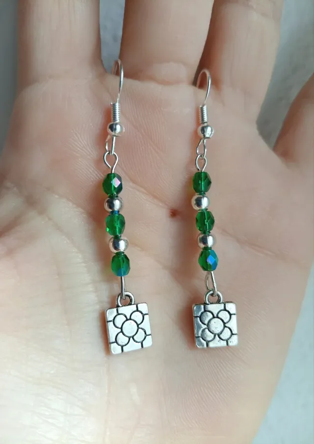 Pendientes largos con abalorios verdes y plateados