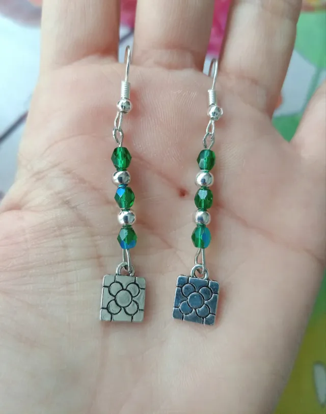 Pendientes largos con abalorios verdes y plateados