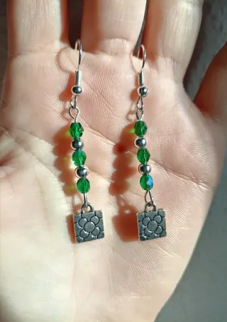 Pendientes largos con abalorios verdes y plateados