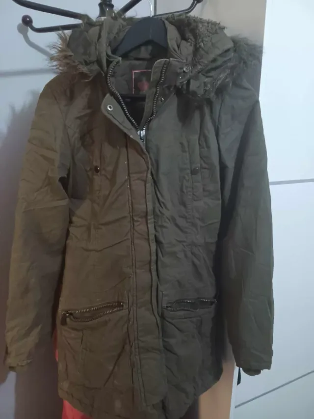 Abrigo verde con capucha y pelo