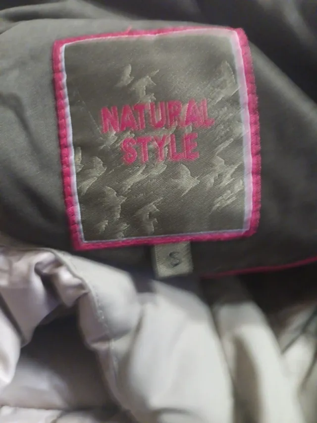 Abrigo verde con capucha y pelo