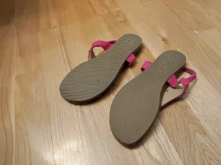 Sandalias rosas con adornos multicolor talla 38