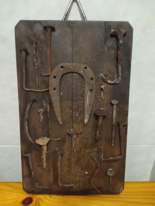 Cuadro rústico con herradura y clavos