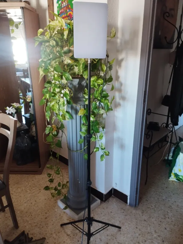 Lámpara de pie LED negra