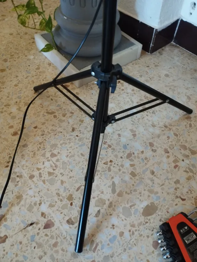 Lámpara de pie LED negra