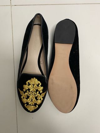 Manoletinas negras bordadas oro T/38 Zara