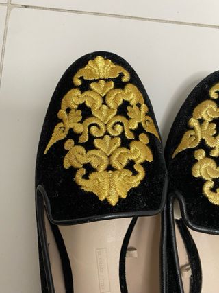 Manoletinas negras bordadas oro T/38 Zara