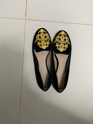 Manoletinas negras bordadas oro T/38 Zara