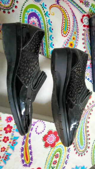 Zapatos de piel con marcas de agua y charol mujer