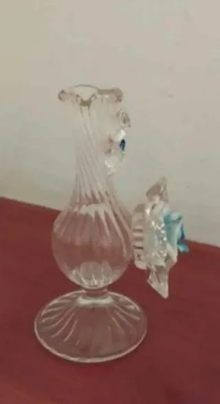 Florero de cristal con rosa azul