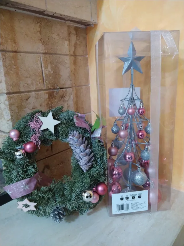 Albero di Natale con sfere rosa e argento  Ghirlan
