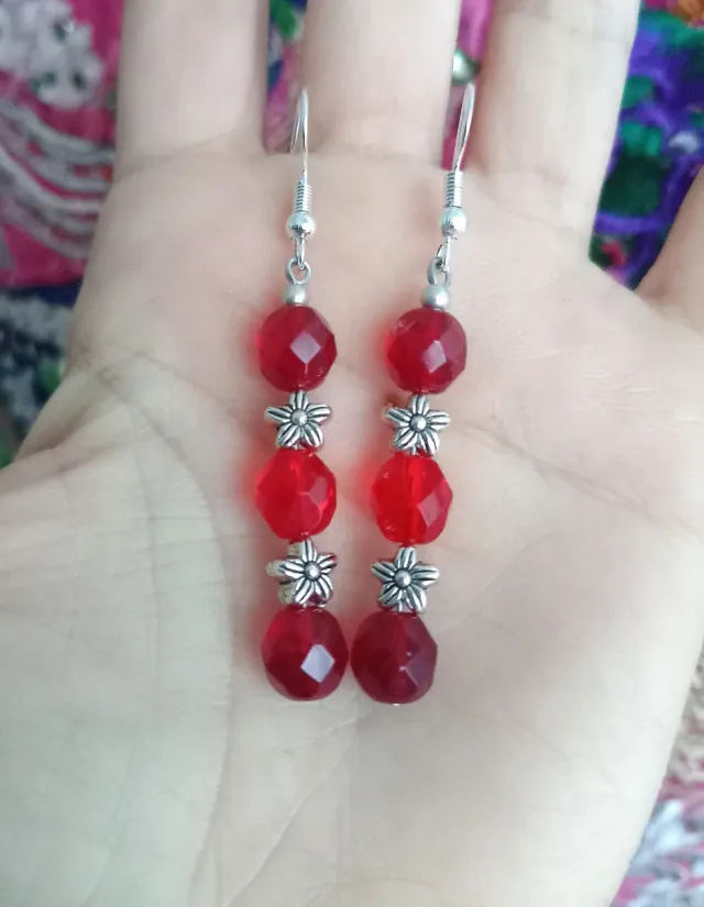 Pendientes rojos con detalles plateados