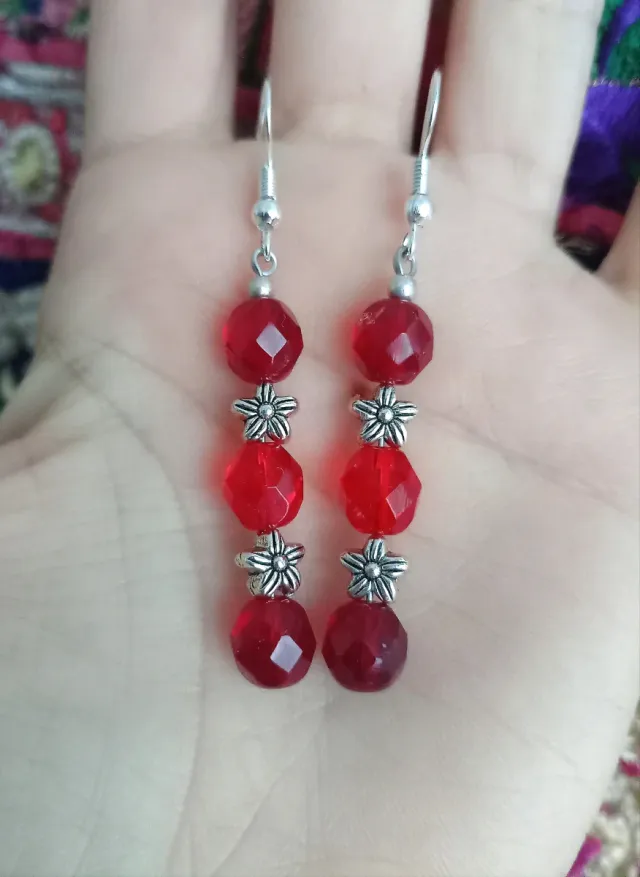 Pendientes rojos con detalles plateados