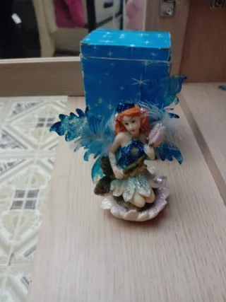 Fata in ceramica decorativa con scatola