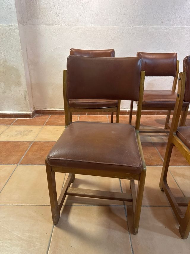 Juego de 8 Sillas de Piel y Madera