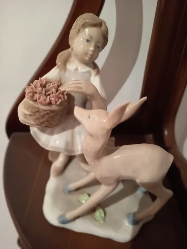 Antica figura di bambina con cervo e cesto