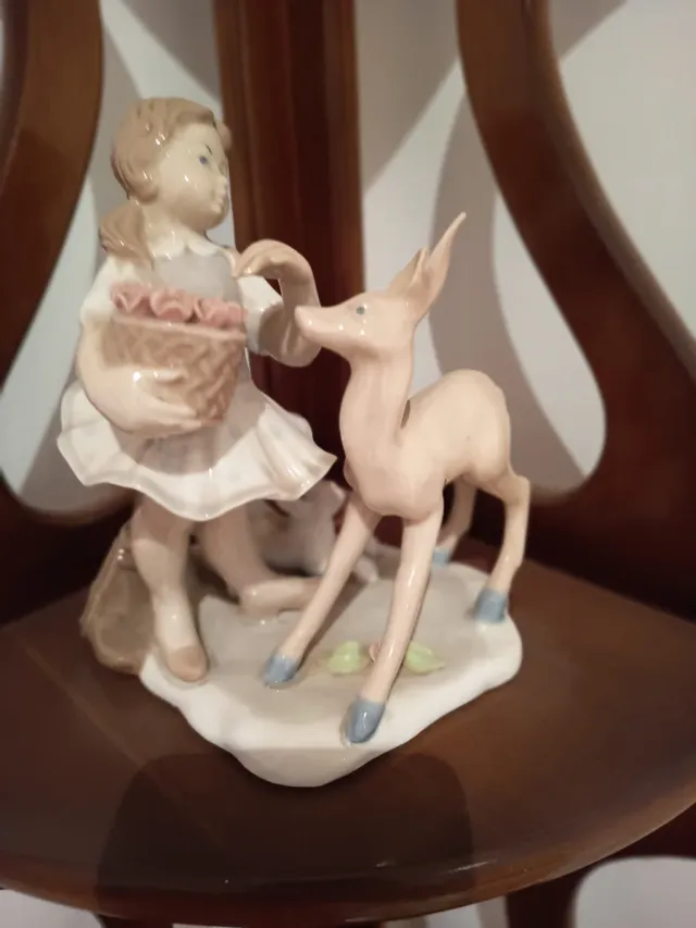 Antica figura di bambina con cervo e cesto