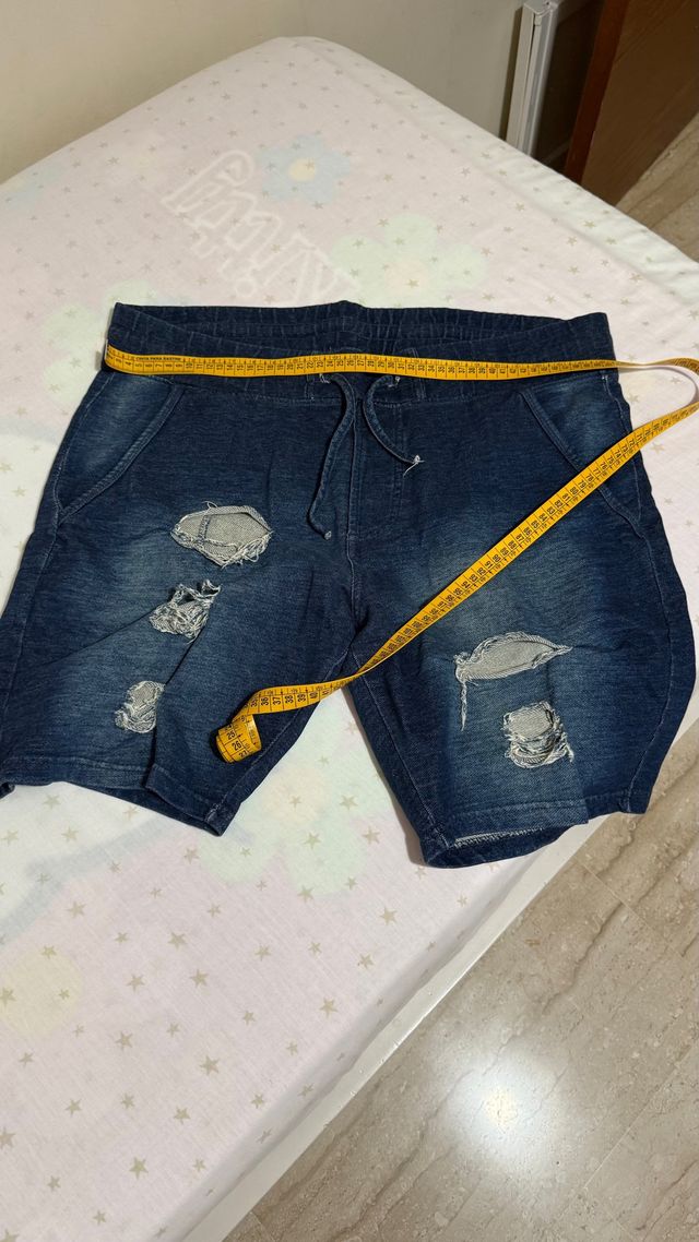 Pantalones cortos vaqueros rotos.  5€ cada uno