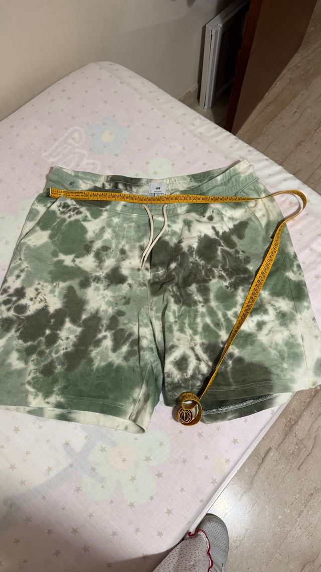 Pantalones cortos vaqueros rotos.  5€ cada uno