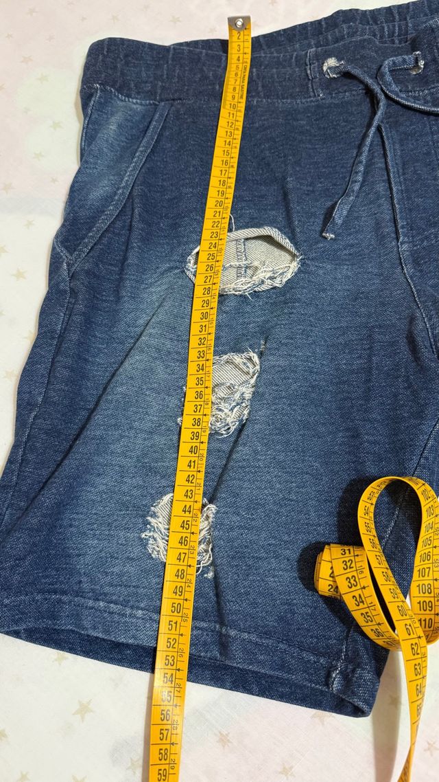 Pantalones cortos vaqueros rotos.  5€ cada uno