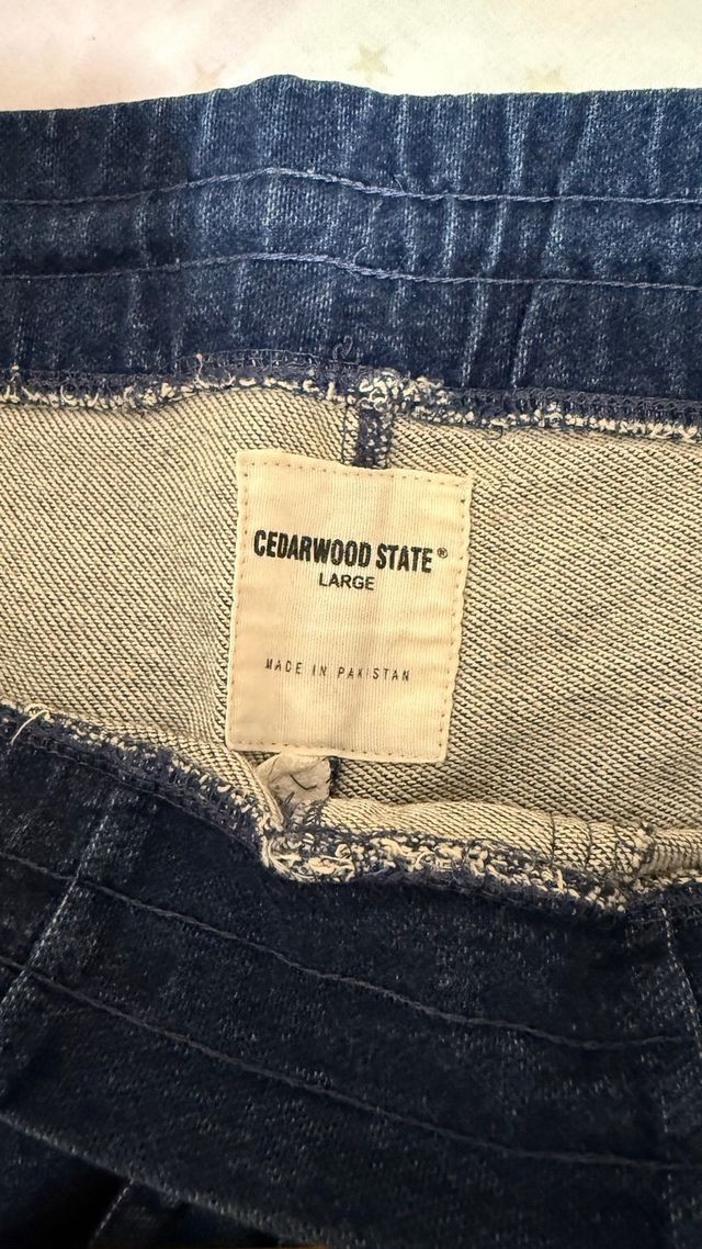 Pantalones cortos vaqueros rotos.  5€ cada uno