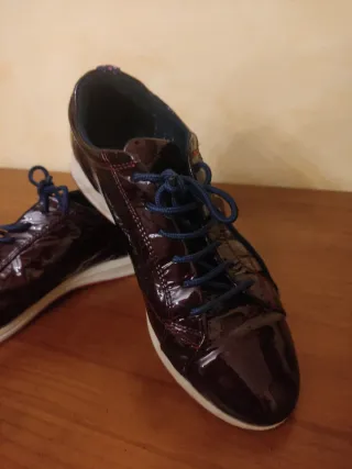 Zapatillas Geox charol color burdeos