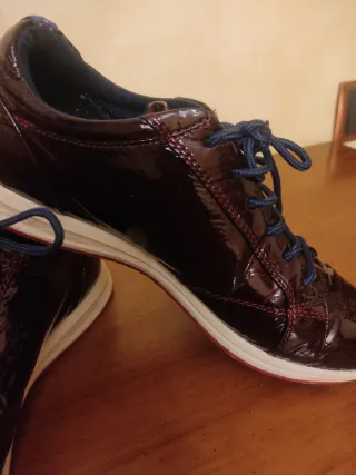 Zapatillas Geox charol color burdeos