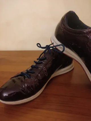 Zapatillas Geox charol color burdeos