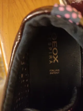 Zapatillas Geox charol color burdeos