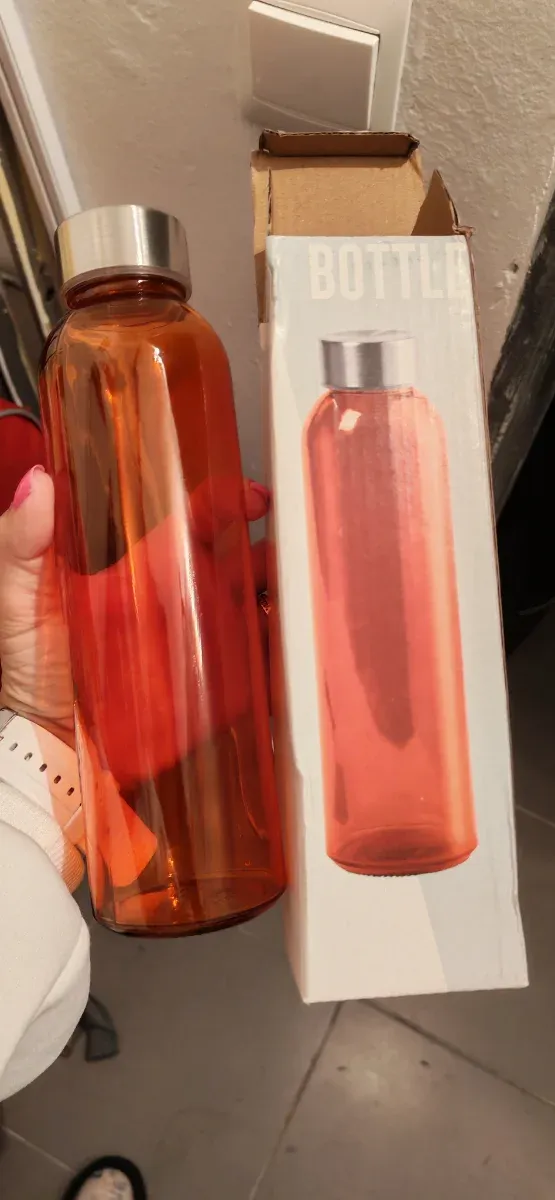 Botella de cristal naranja con tapón metálico