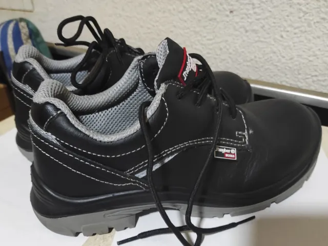 Zapatos de trabajo Jhayber nuevos. N° 40