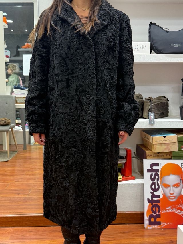 Abrigo de astracán negro peletería