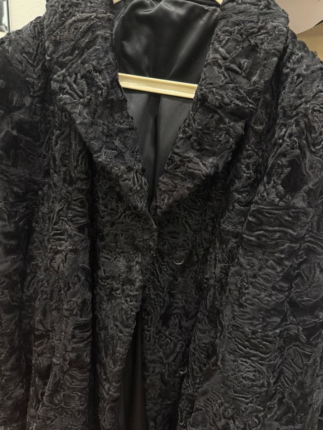 Abrigo de astracán negro peletería