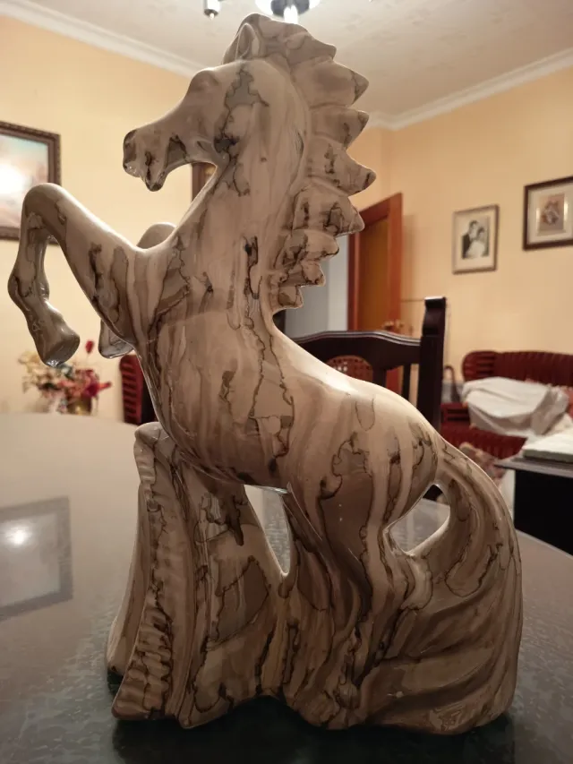 Figura cavallo in ceramica beige e marrone