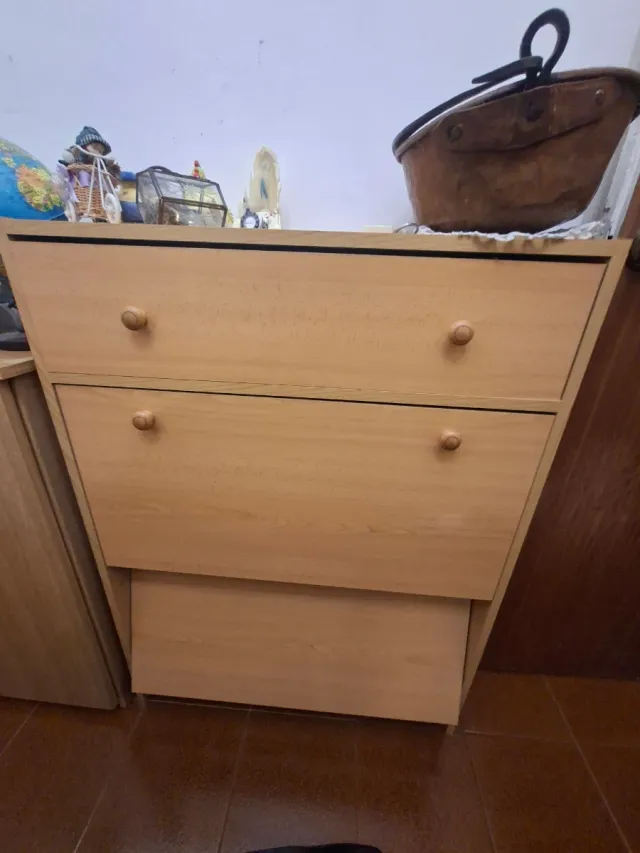 Zapatero de madera color beige y marrón