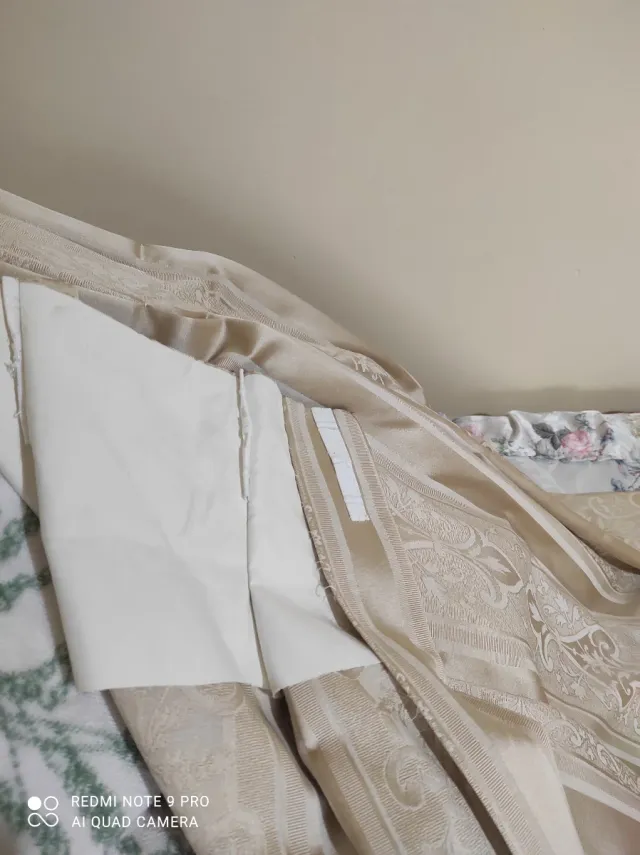 Cortinas beige con diseño .